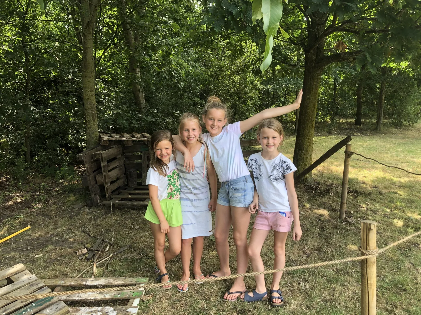 Vriendinnen poseren buiten bij de hut