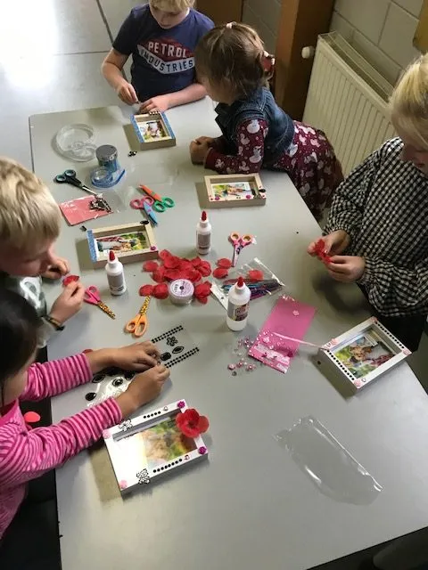 Knutselen met fotolijstjes en glitters